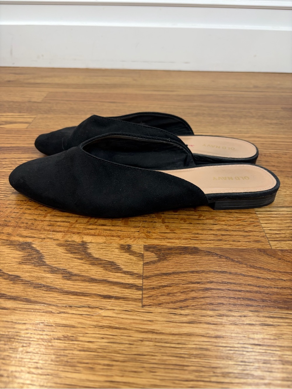Old Navy Black Faux-Suede Pointy-Toe Mule Flats (8) - Picture 6 of 9